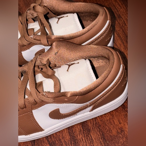 Jordan 1 size 7.5 - Picture 5 of 14